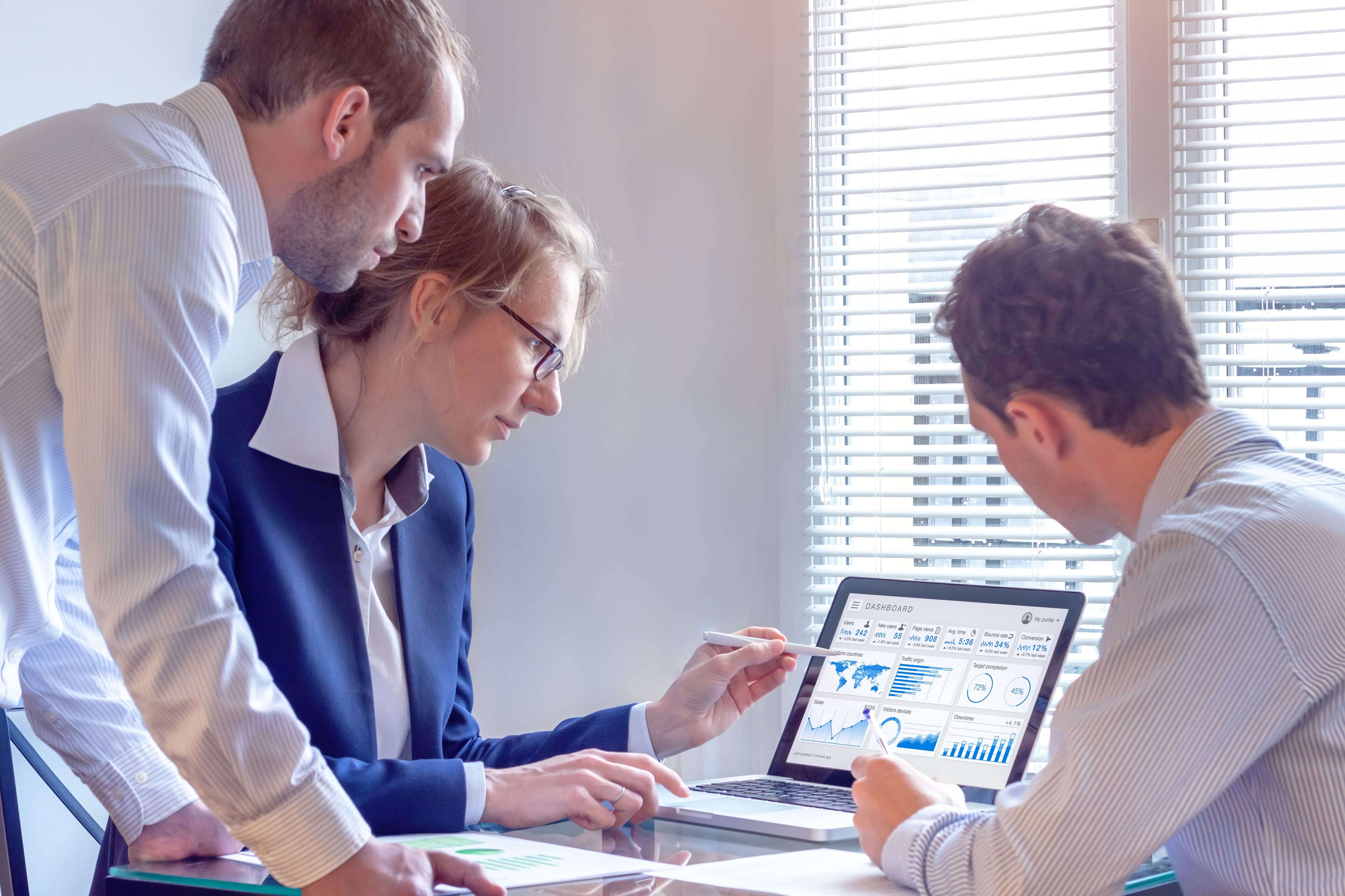 Digital-marketing-analyst-people-working-on-internet-advertisement-campaign-analytics-data-on-key-performance-indicator-dashboard,-metrics-and-KPI-on-computer-screen,-business-strategy,-investment-1072111470_4229x2819